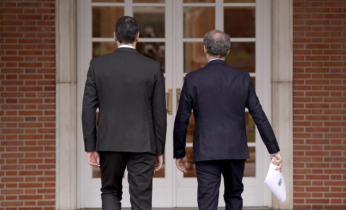 Pedro Sánchez y Alberto Núñez Feijóo, este jueves, en el Palacio de la Moncloa.