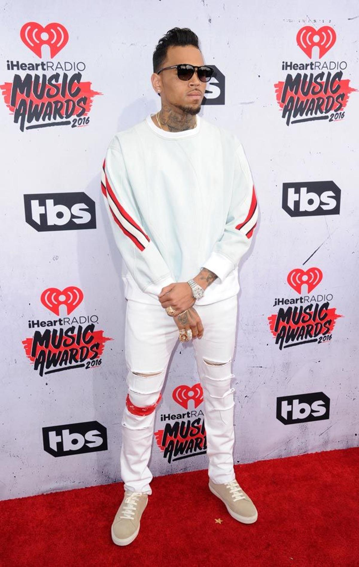 Chris Brown, en la alfombra roja de los iHeartRadio Awards 2016.