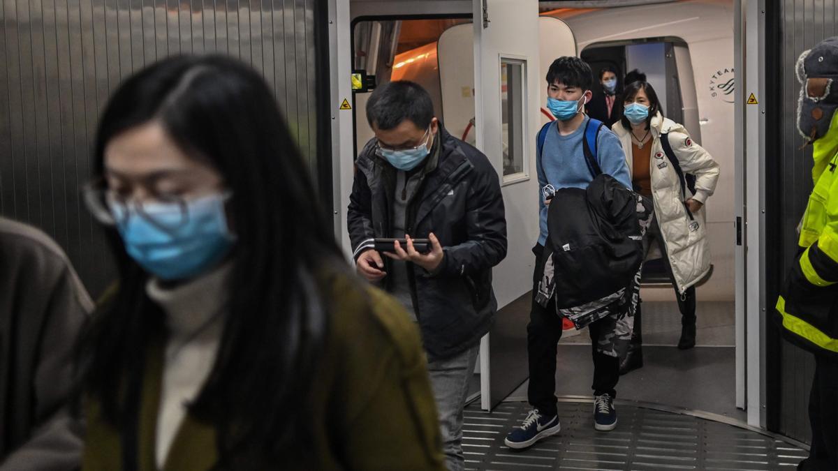 Pasajeros con mascarilla a su llegada al aeropuerto de Wuhan