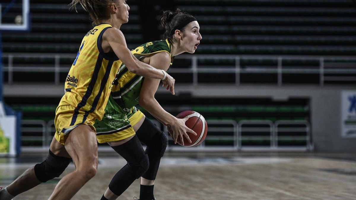 Carmen Suárez busca una compañera a la que pasar el balón.