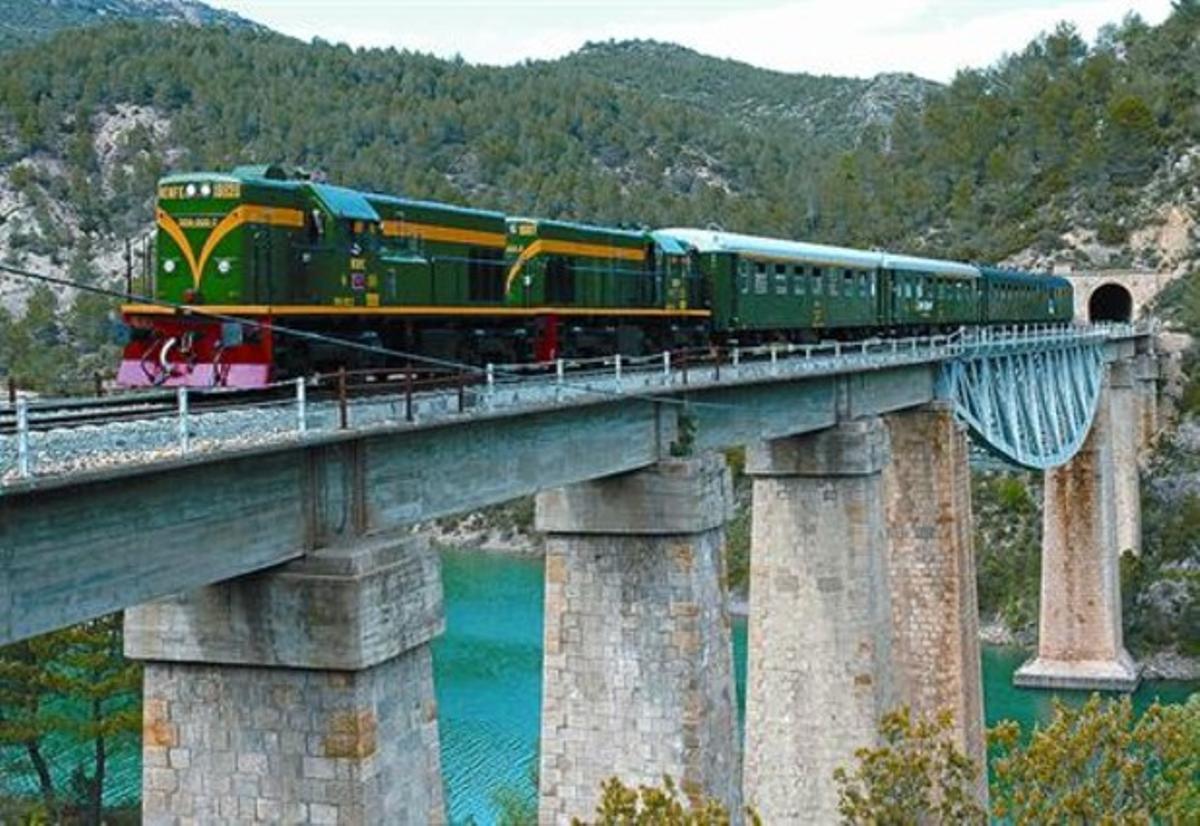 Entre muntanyes 8El Tren dels Llacs travessa un dels 31 ponts del seu recorregut. Entre muntanyes 8El Tren dels Llacs travessa un dels 31 ponts del seu recorregut.