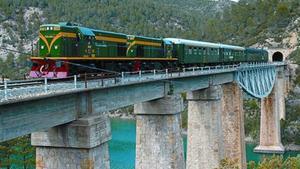 Entre muntanyes 8El Tren dels Llacs travessa un dels 31 ponts del seu recorregut.