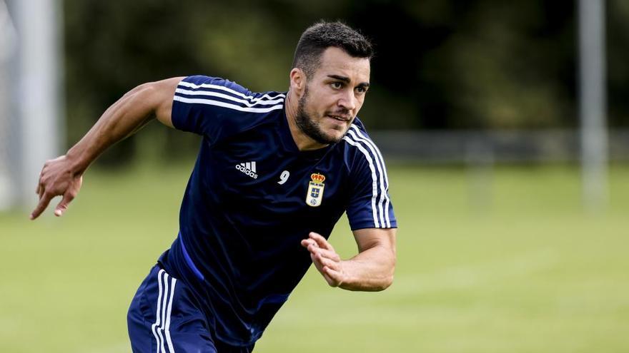 Joselu durante un entrenamiento del Real Oviedo en El Requexón