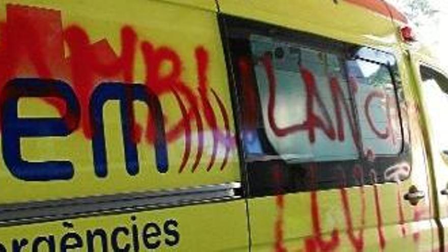 Els piquets van ruixar amb esprai una de les ambulàncies que feia serveis mínims a Lleida.