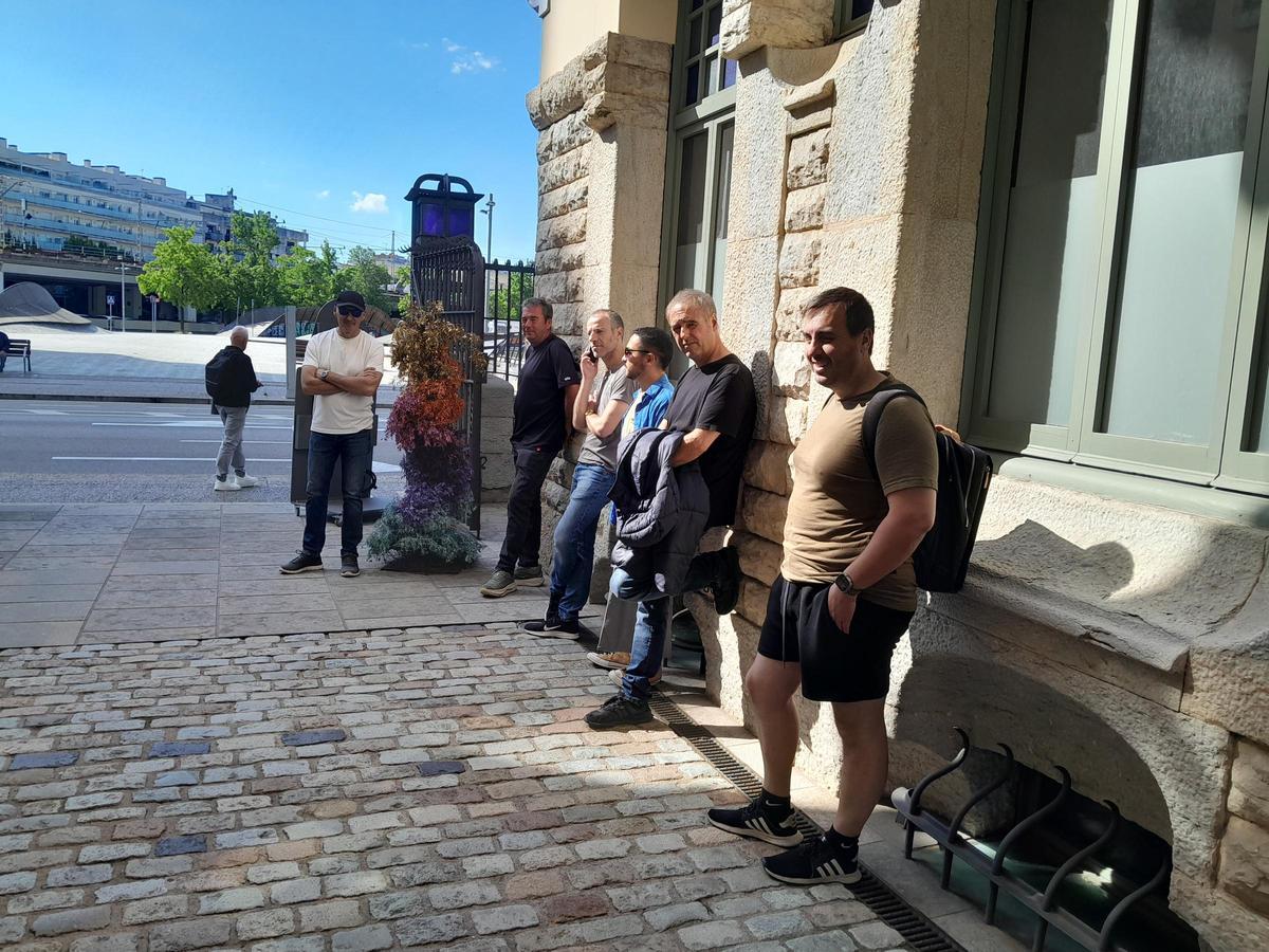 Esperant entrar a la sala.