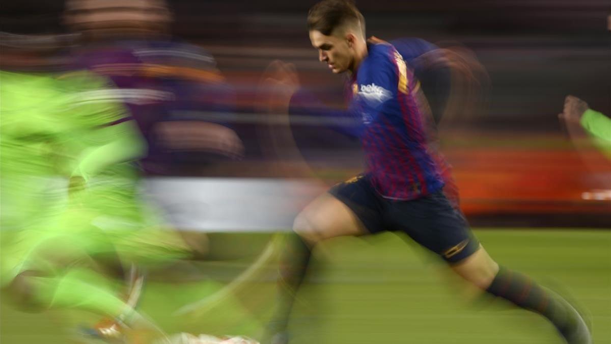 Denis Suárez se escapa de un jugador del Levante en el partido de Copa en el Camp Nou.