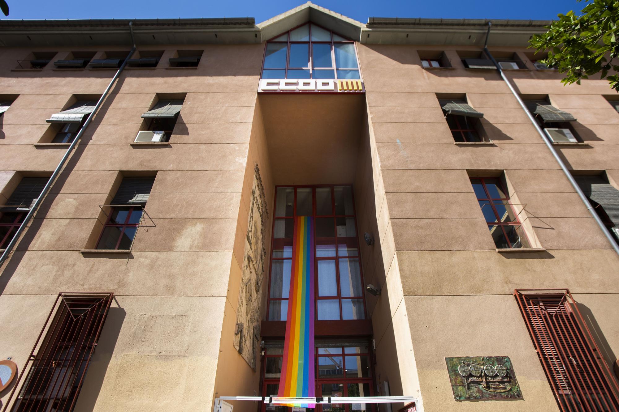 La bandera del Orgullo ondea en València