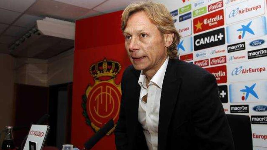 El gobierno ruso amenaza a su seleccionador, el exmallorquinista Karpin