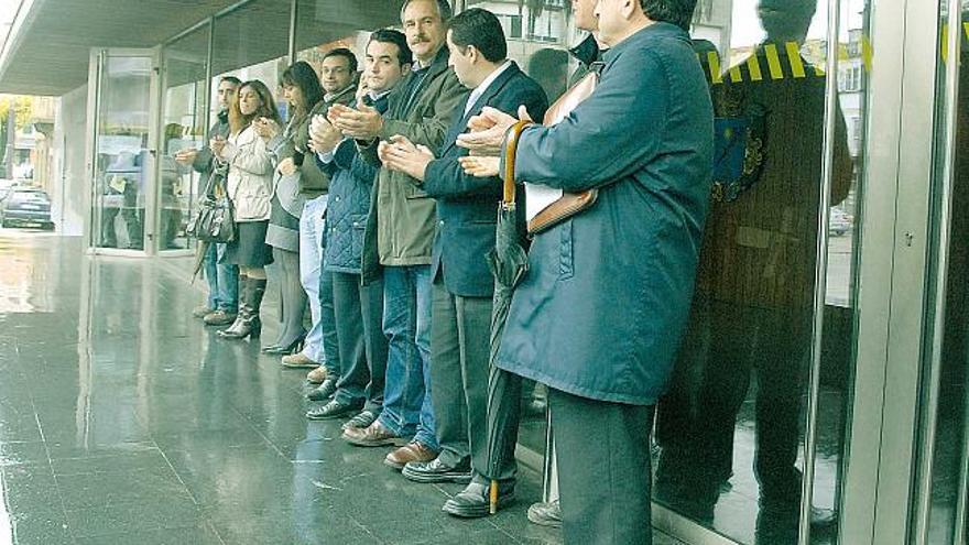 Un momento de la concentración del jueves en Cangas contra el último atentado de ETA