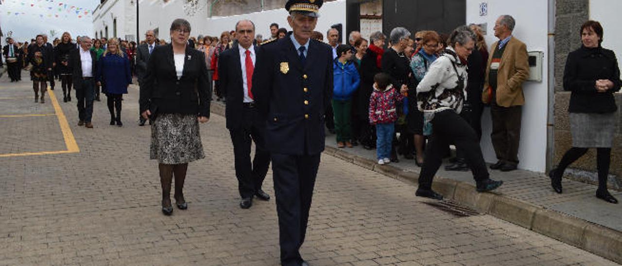 Cándido Rivero, en una procesión por las calles de Moya.