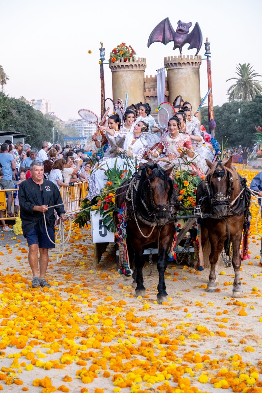 Con el desfile, las calles se llenan de flores.