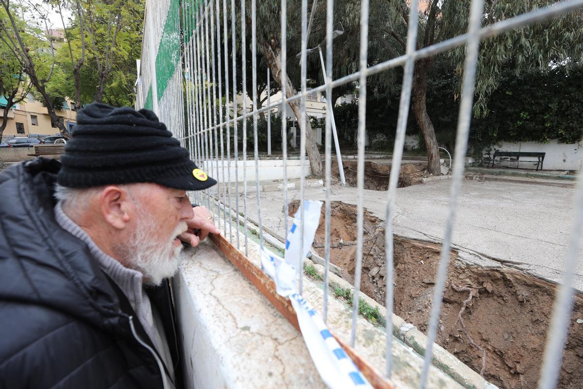 Uno de los socavones que obligó a cerrar las pistas de petanca, en una imagen de archivo