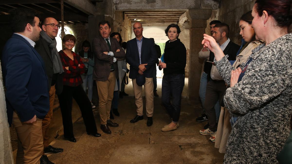 Un momento de la visita de hoy, en las instalaciones de la antigua salazón Piñeiro.