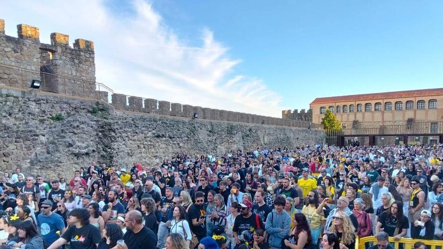 Vídeo | Plasencia celebra 'Primeras flores amarillas' en homenaje a Robe