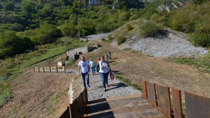 Visitantes en el poblado minero de Rioseco, en Riosa.