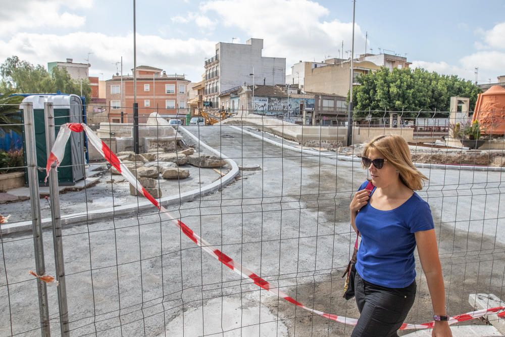 Las obras de restauración del conjunto hidráulico del puente de Carlos III están paralizadas desde hace semanas. El Ayuntamiento amplió el plazo de terminaci pero parece que ahora va a rescindir el co