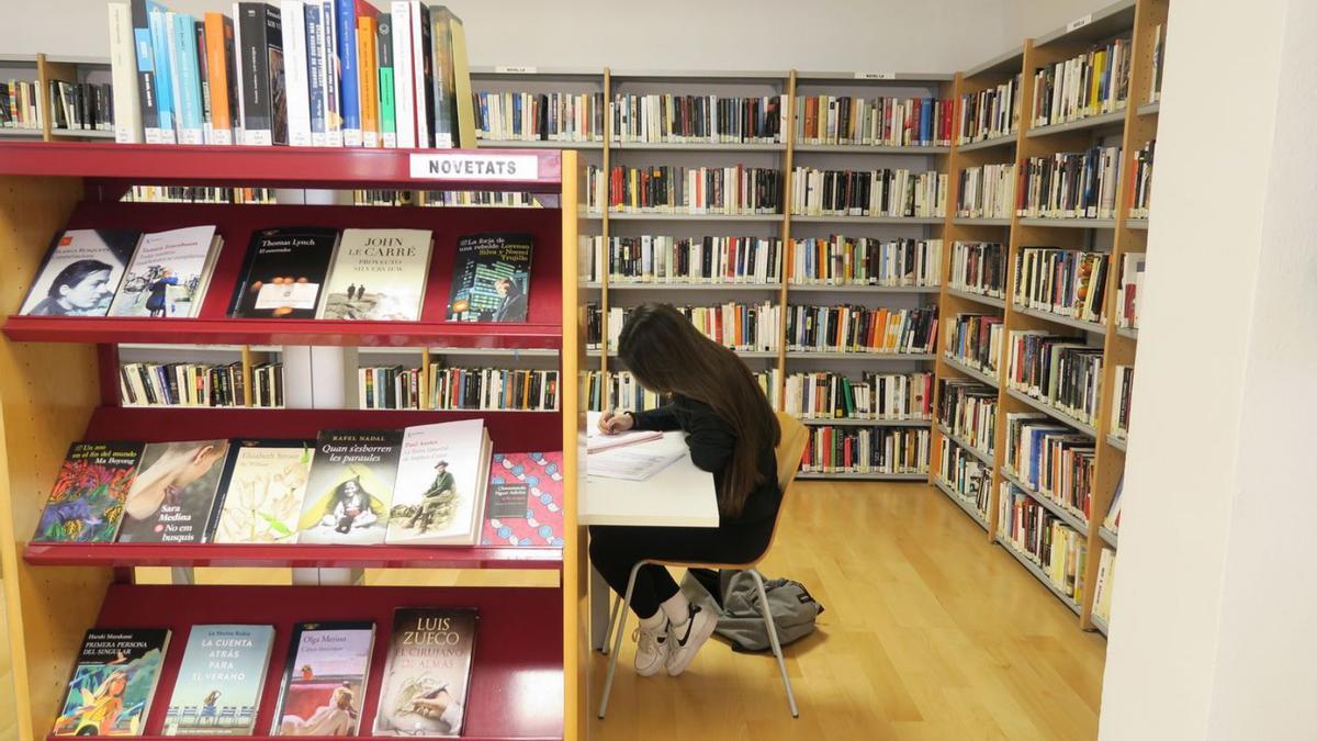Una joven lectora en las instalaciones de la Biblioteca de Sant Antoni. | AJUNTAMENT SANT ANTONI