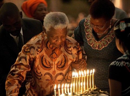 MANDELA RECIBE EN SU CASA A MÁS DE 500 INVITADOS PARA CELEBRAR SUS 90 AÑOS