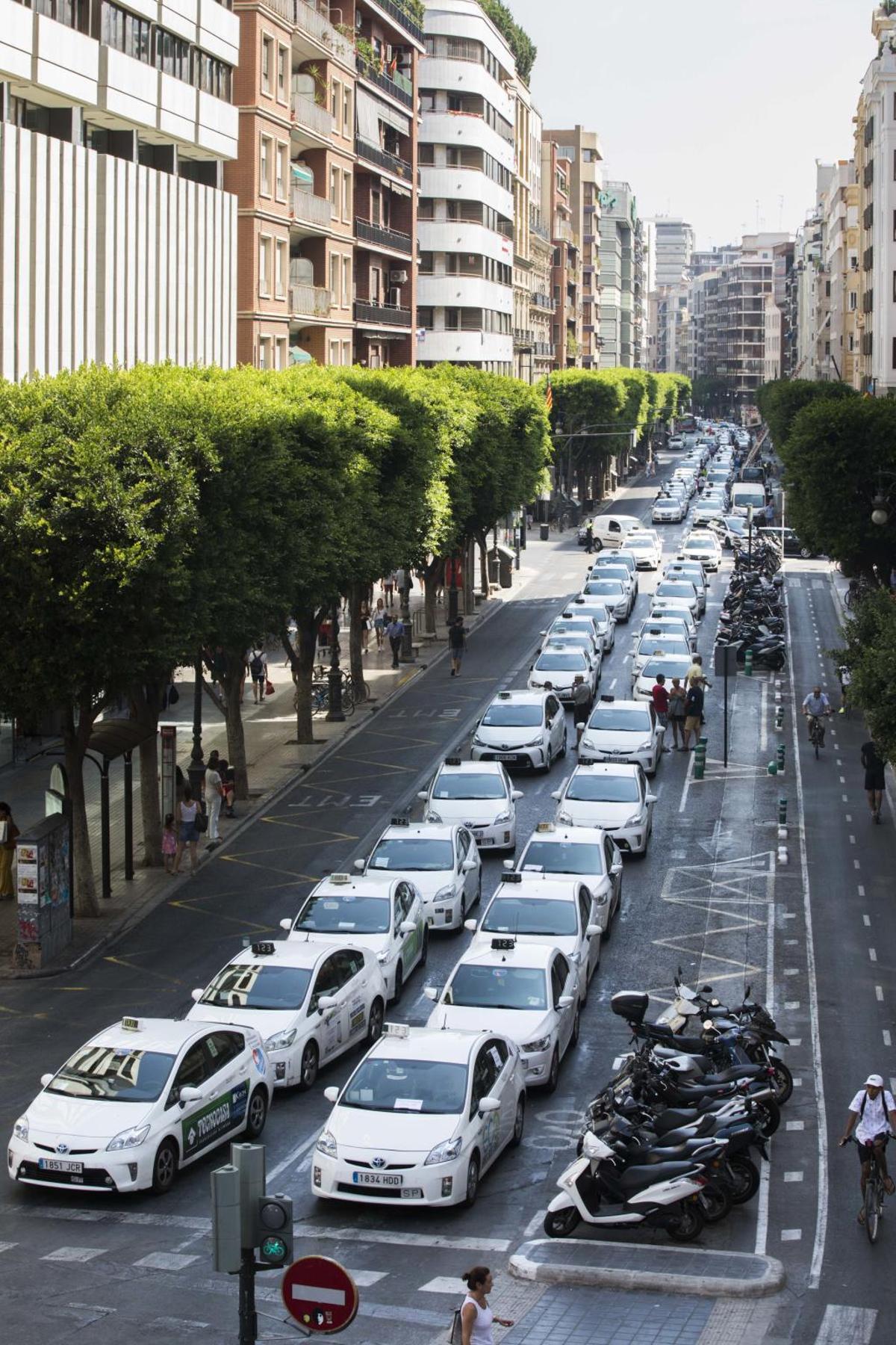 Concentración de taxistas, en la calle Colón de València.