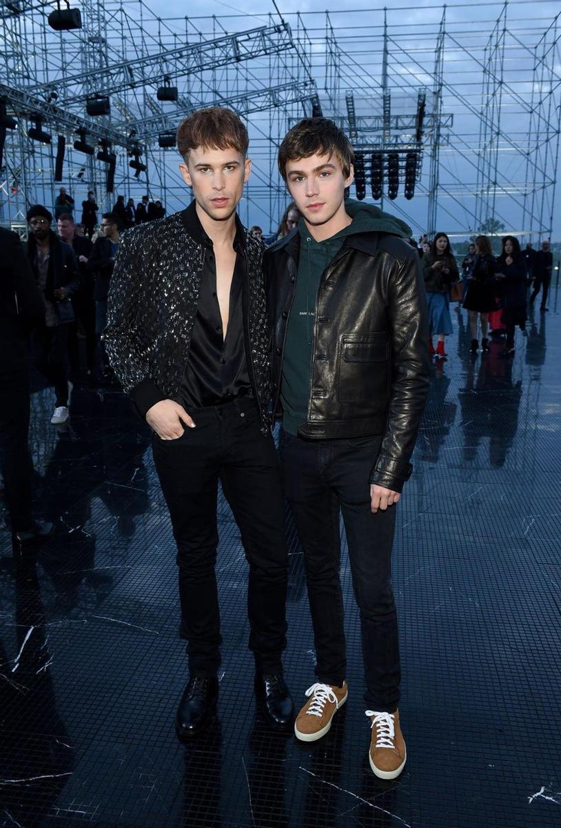 Tommy Dorfman y Miles Heizer en el desfile de Saint Laurent en Nueva York