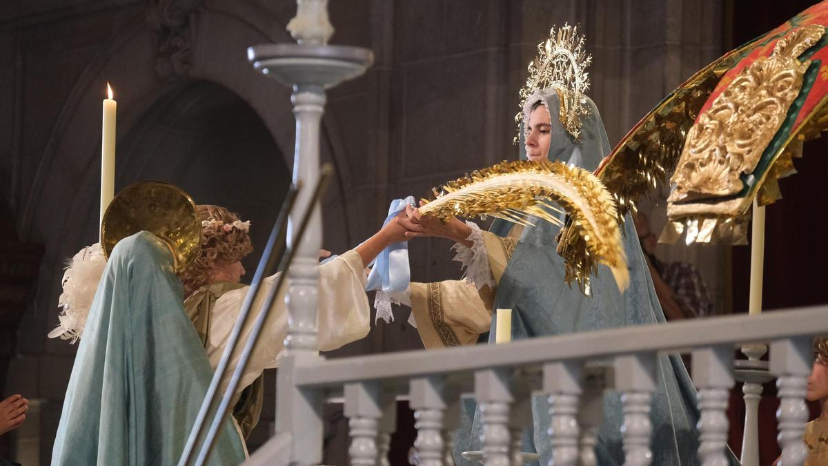 El ángel entrega la palma a la Virgen, en una imagen del pasado verano