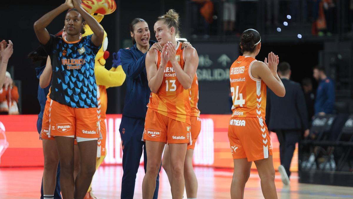 Raquel Carrera, lesionada, felicitando a Leo Fiebich tras el último partido.