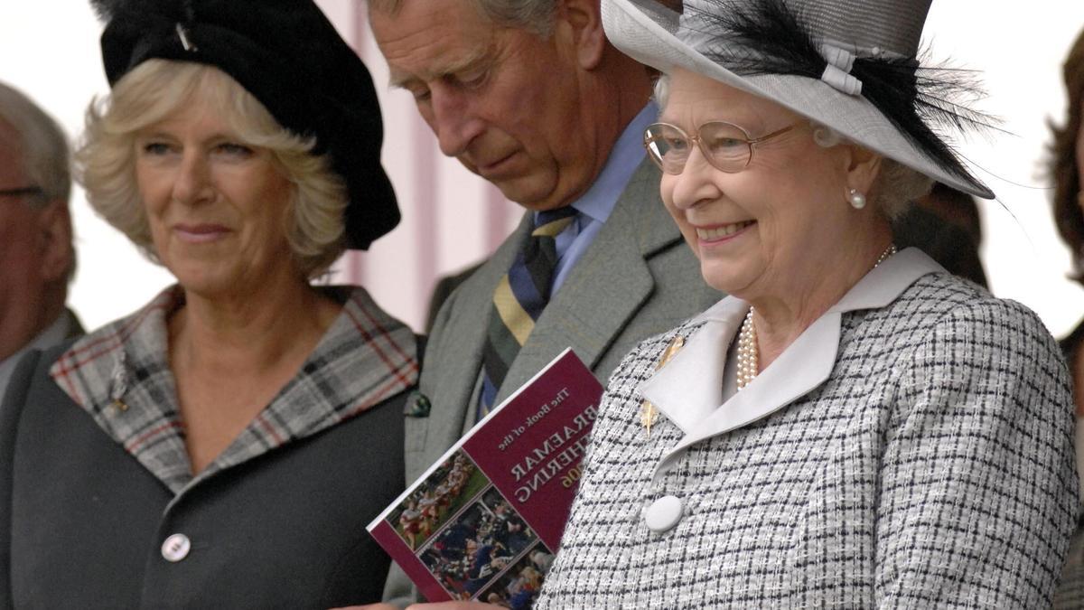Camilla y Carlos junto a la reina Isabel II