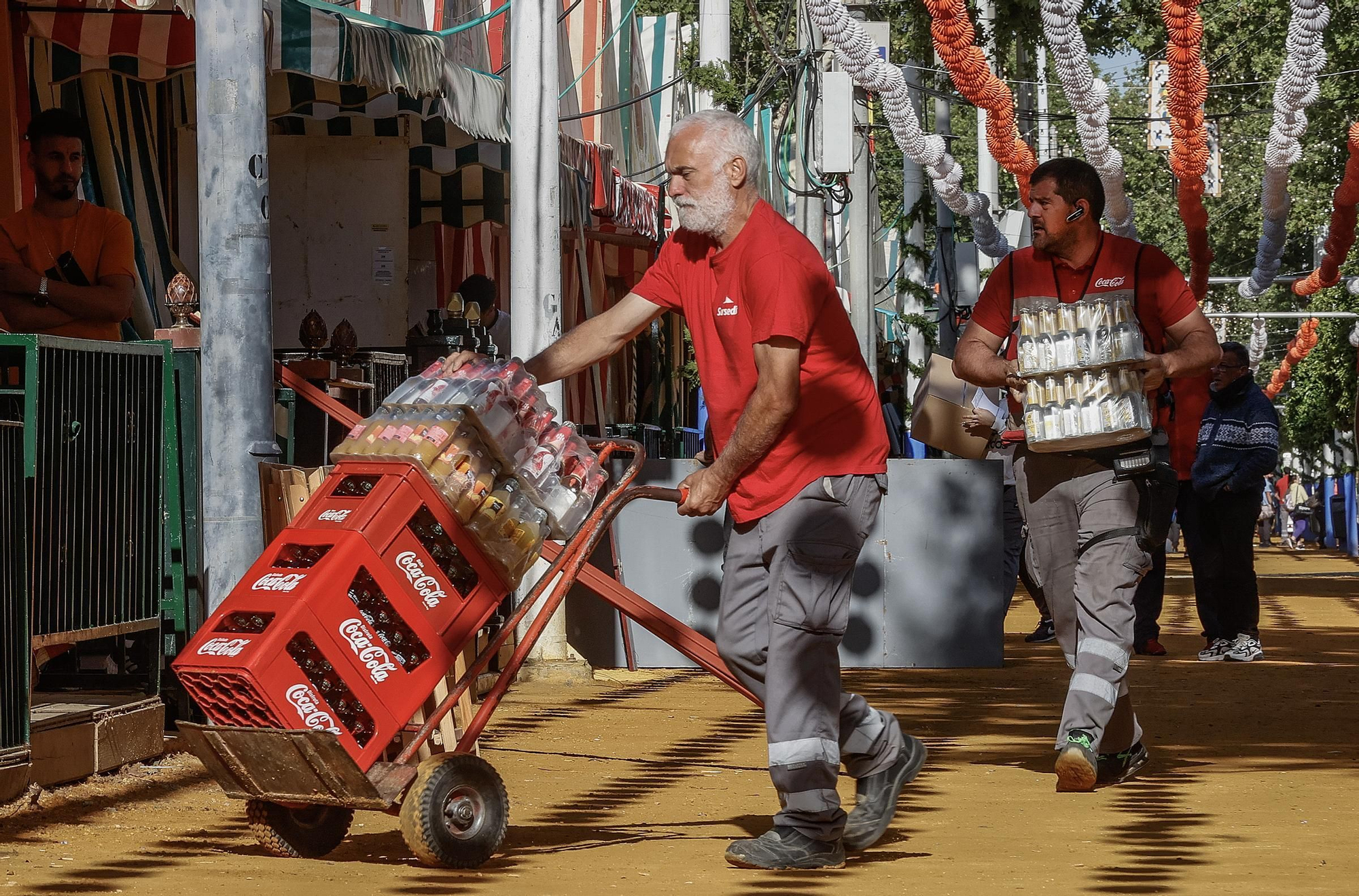 SEVILLA, 13/04/2024.-Últimos preparativos en el ferial y las casetas de la Feria de Abril este sábado, que comienza esta noche con el tradicional alumbrado.- EFE /José Manuel Vidal