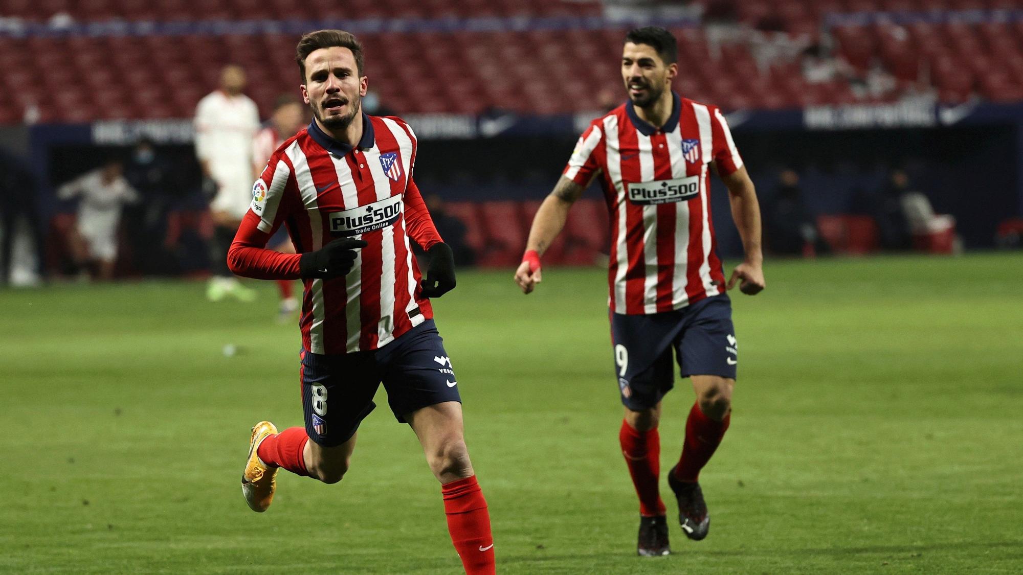 Saúl celebra su gol junto a Suárez.