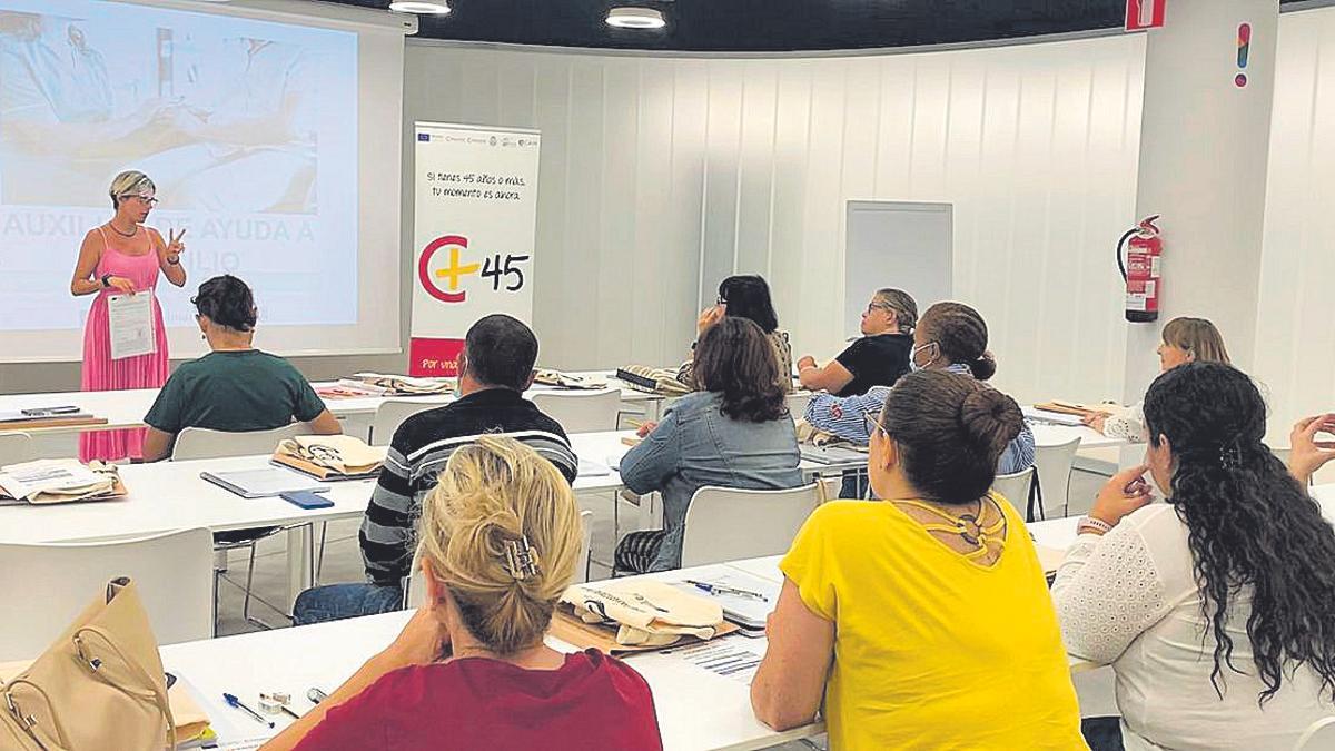 Olivia García, técnica cameral responsable del programa en una de las sesiones de información.