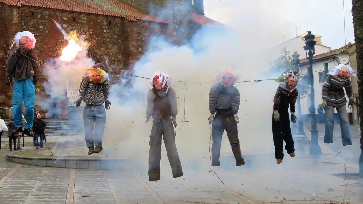 Ecologistas en Acción quemó 6 Judas en la Plaza del Pueblo