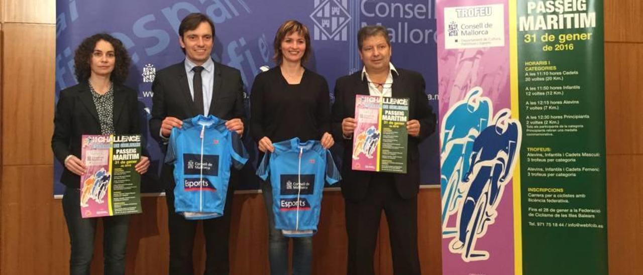 Miralles i Portells, del Consell, amb Isabel Donet de la Federació de Ciclisme, i Manuel Hernández, d´Unisport.