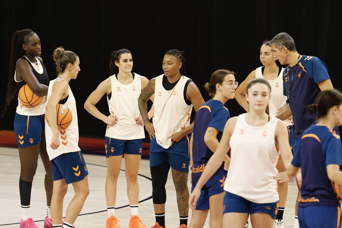 Valencia. Valencia Basket Club. Equipo femenino Roig Arena Pista entrenamiento Media day femenino Entrevista a Queralt Casas Rubén Burgos VLC SPD