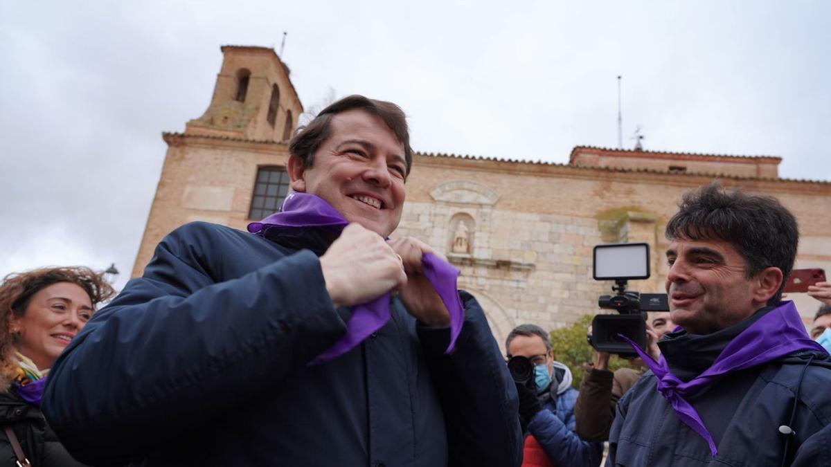 El presidente de la Junta, Alfonso Fernández Mañueco, en Villalar de los Comuneros junto al presidente de la Fundación Castilla y León, Juan Zapatero, mientras se coloca el tradicional pañuelo morado. | M. Chacón - Ical