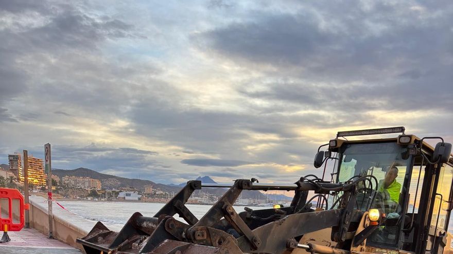 El Campello se afana para arreglar las playas tras la tromba de agua