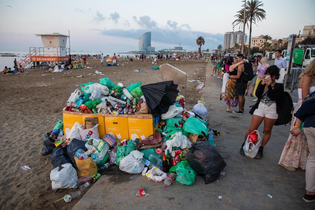 Limpieza de la playa de Barcelona tras la verbena de Sant Joan