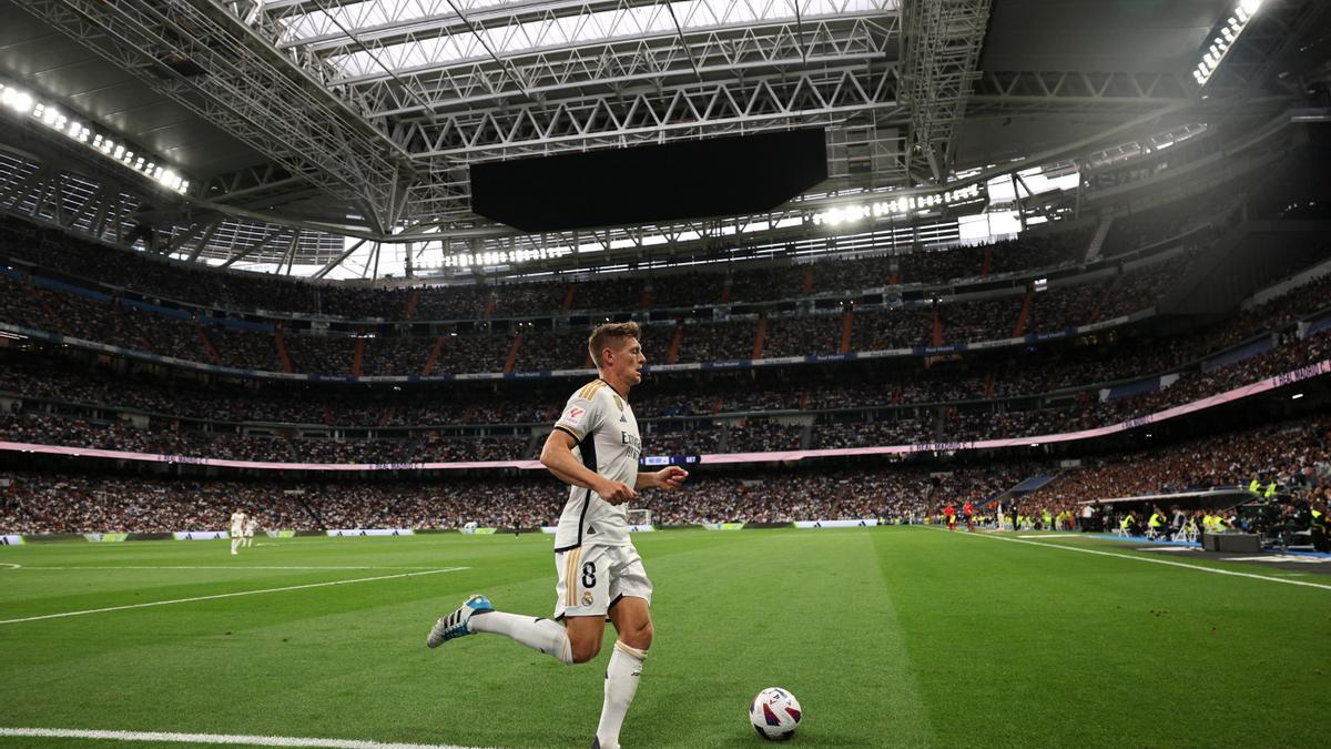 Toni Kroos, mediocampista del Real Madrid, controla un balón en el Bernabéu.