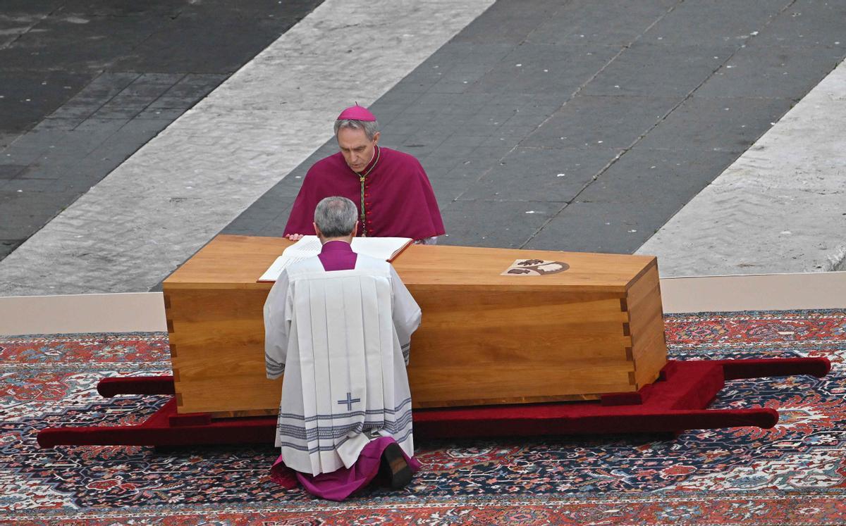 El arzobispo Georg Ganswein presenta sus respetos junto al ataúd del Papa emérito Benedicto XVI al comienzo de su misa fúnebre en la plaza de San Pedro en el Vaticano.