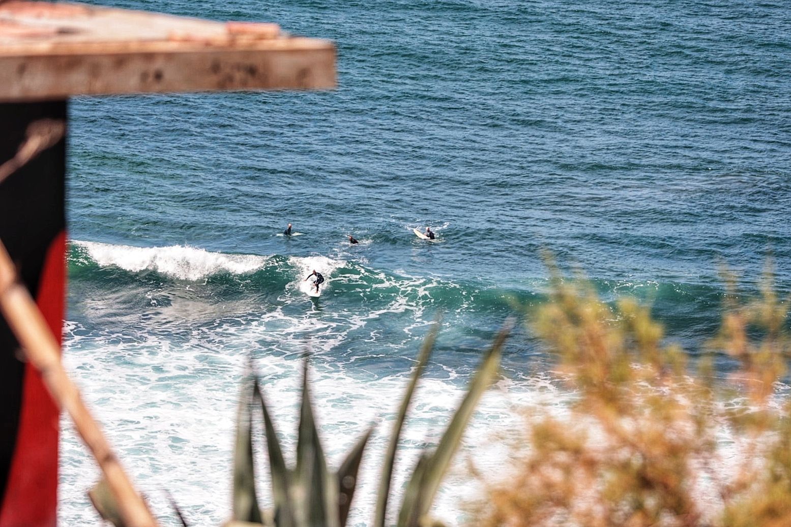 Surferos en la Playa del Arenal