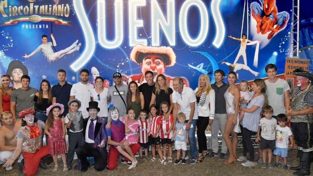 Los jugadores y equipo técnico del Athletic Club de Bilbao en el Circo Italiano.