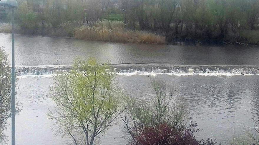 Azud de las aceñas de Cabañales al paso del río Duero por Zamora. |