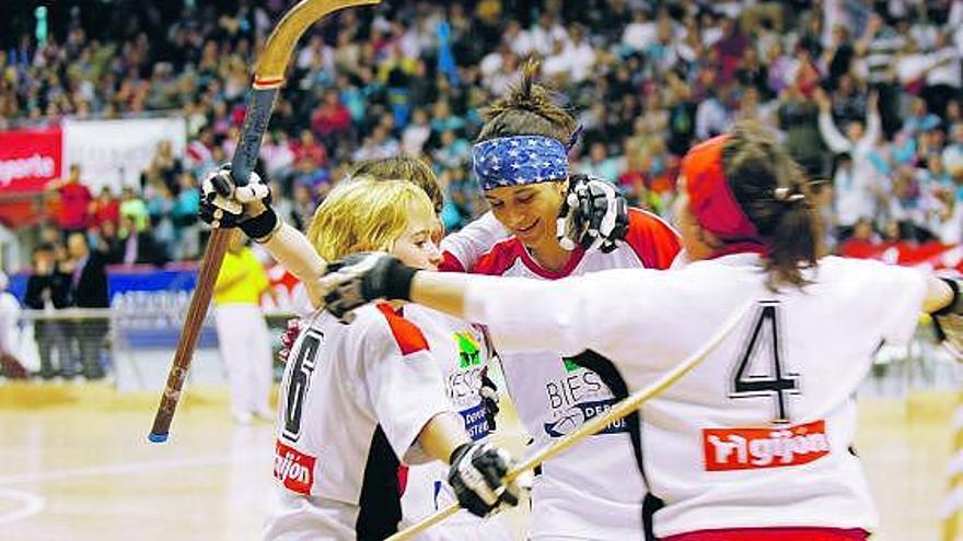 Las jugadoras del Biesca Gijón se abrazan tras la consecución de uno de sus goles.