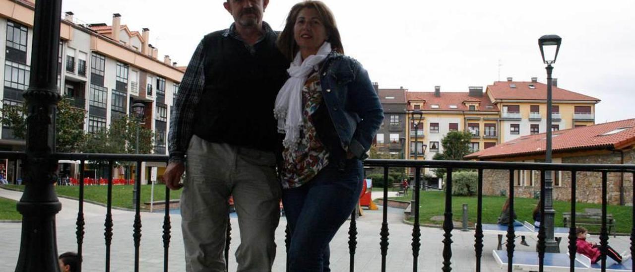 Luis Álvarez y Elena González, en el quiosco de la música del parque Cuno Corquera de Posada.