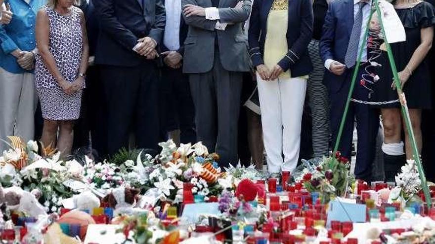 Algunos ministros ante la ofrenda floral, el pasado año, en las Ramblas.