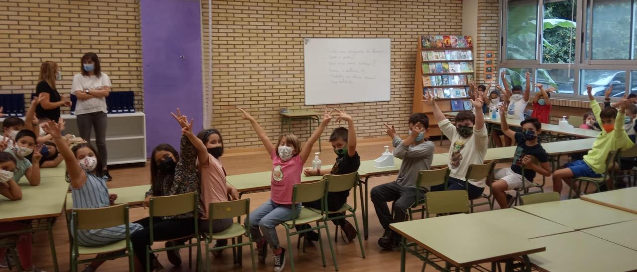 Los alumnos del CEIP O Hío en su primer día en las aulas.