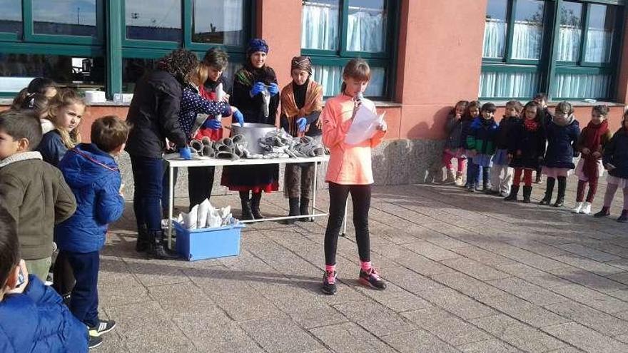 Niños del colegio de San Cristóbal durante el acto.