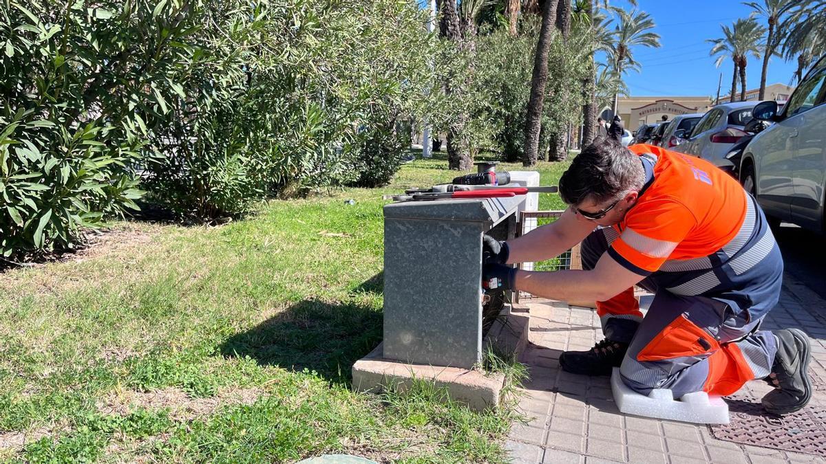 Un técnico de Aigües d'Elx coloca un contador inteligente en una instalación municipal en Elche