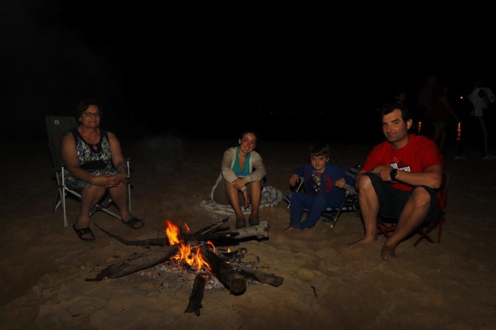 Cientos de personas acuden un año más al arenal de Nigrán para celebrar el inicio del verano entre fuego y diversión.