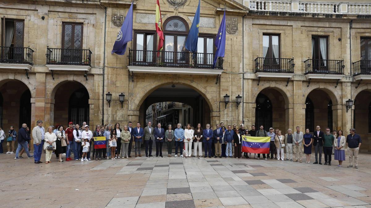 Los asistentes durante el minuto de silencio por las víctimas del terremoto en la plaza del Ayuntamiento.