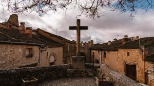 Vista de la villa medieval de Maderuelo, en Segovia, a los pies del río Riaza.